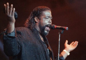 Abou rend hommage à Barry White dans Midnight love du 03/12/2023