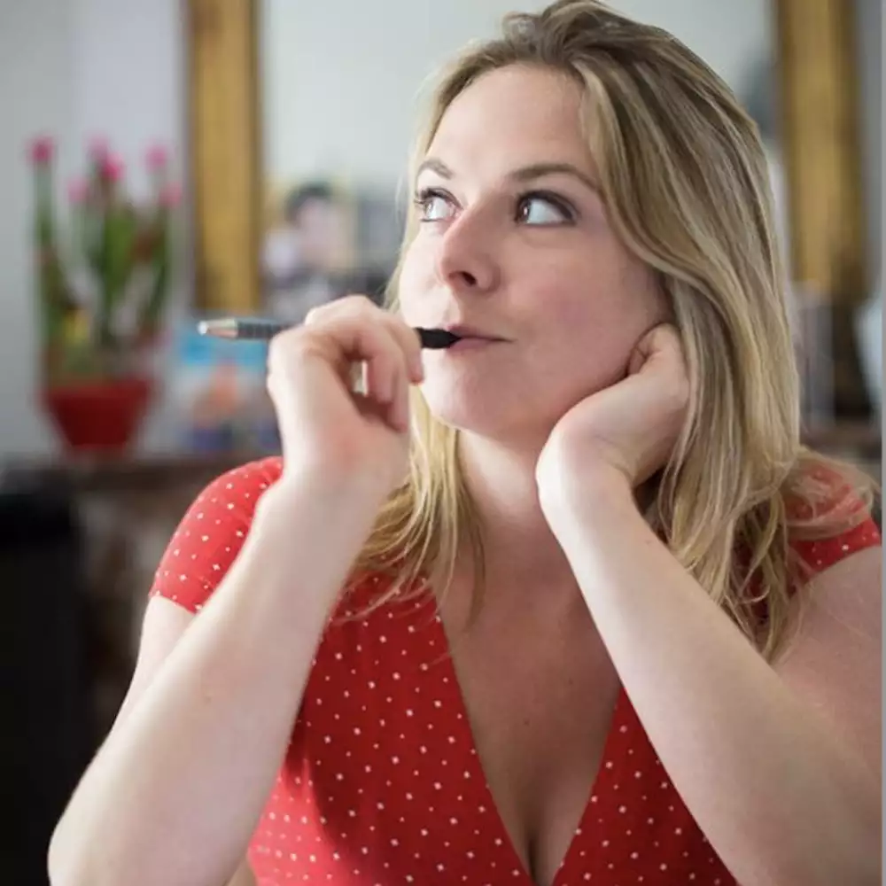 Constance dans son spectacle "Inconstance au Sax le 23/05/2024