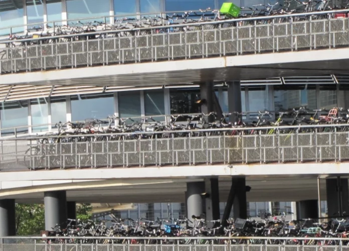 Parking à vélos à Amsterdam évoqué dans Reportages VIP du 22/03/2025