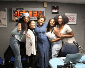 L'équipe de l'émission BETWEEN US 100% féminine, le dernier mardi de chaque mois à 20h