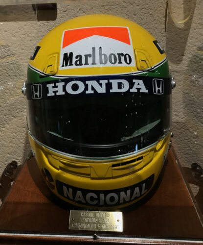 Le casque emblématique d'Ayrton Senna, pilote évoqué dans Reportages VIP du 15/11/2025